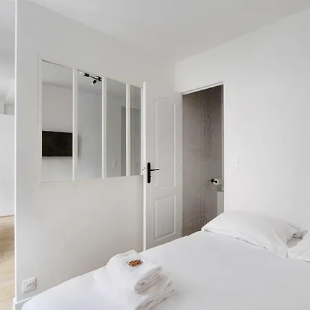Charming And Bright Large Studio Menilmontant Apartment Paris